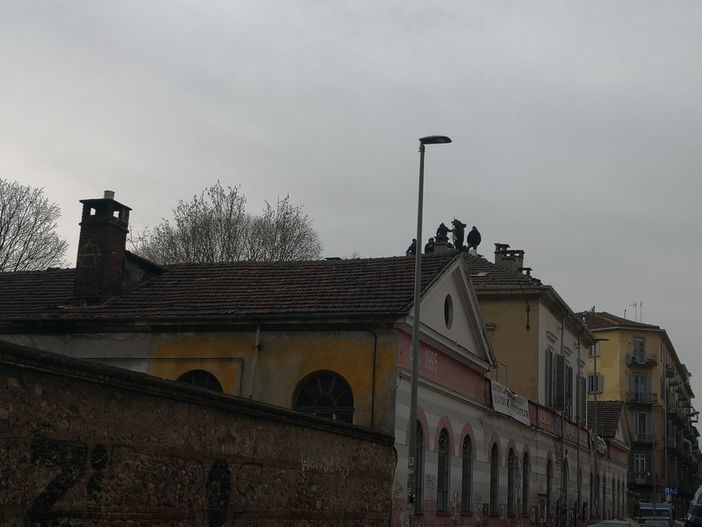 Sgombero dell'Asilo Occupato di via Alessandria: una decina di persone sul tetto e proteste nelle strade (FOTO e VIDEO)