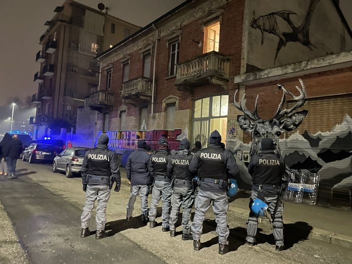 Sgombero del centro sociale - foto di Radio BlackOut, Facebook