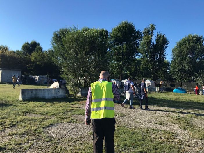 Piazza d’Armi, blitz della municipale: in corso lo sgombero delle tende dei nomadi [VIDEO e FOTO]