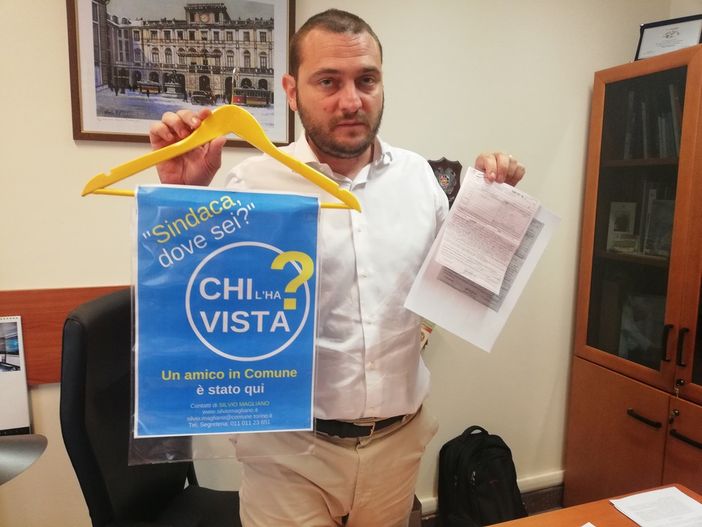 Torino: colloca un appendino per protesta, multa da 422 euro per il consigliere Magliano (VIDEO)