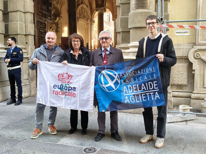 Europa Radicali torna a fare sentire la sua voce davanti a Palazzo Lascaris Europa Radicali torna a fare sentire la sua voce davanti a Palazzo Lascaris