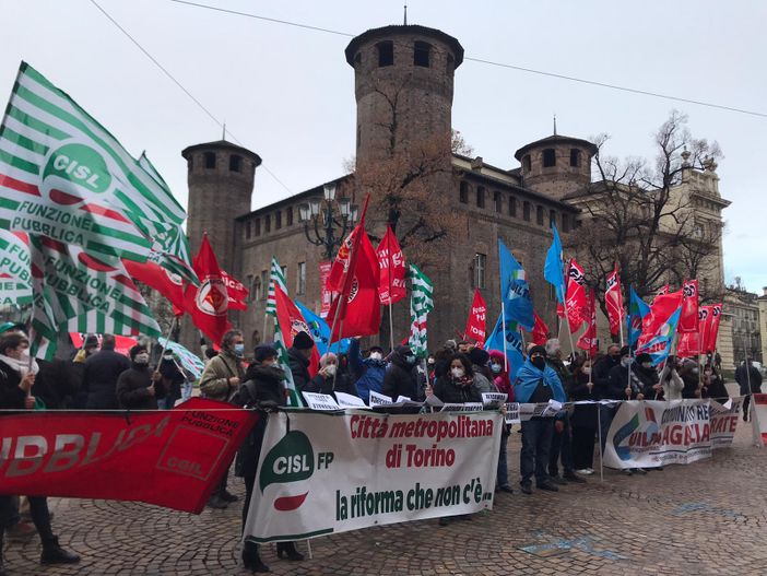 L’esercito di lavoratori dei servizi pubblici in piazza: “Lo Stato? Il maggior datore di lavoro precario del Paese” [VIDEO]