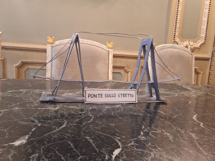 Un modellino del Ponte sullo Stretto: la provocazione di SE sulla metro di Torino