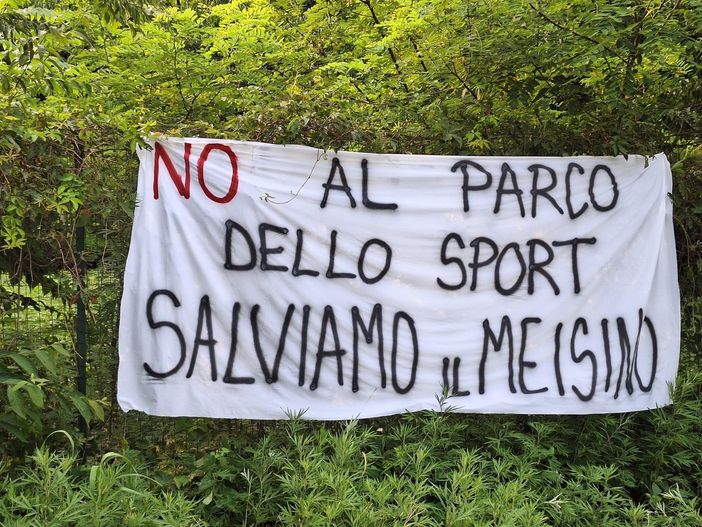 Meisino, ambientalisti sul piede di guerra accolgono gli esponenti del Comune: &quot;No al parco dello sport&quot;