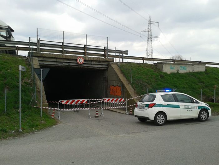 Nichelino, calcinacci cadono dal viadotto della tangenziale: chiuso sottopasso