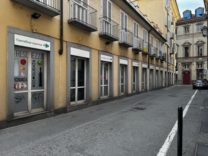 vetrina spaccata con tombino vetrina spaccata con tombino