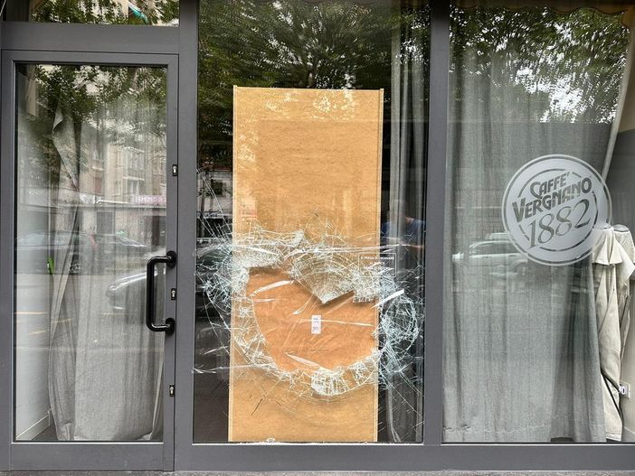 I ladri sfondano le vetrine di due locali nel cuore della notte. Per la pasticceria "Millevoglie" è la terza volta in pochi mesi