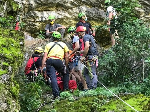 Primo addestramento post Covid-19 per gli speleologi del Soccorso Alpino: a Roaschia prove di salvataggio tra mascherine e distanziamento
