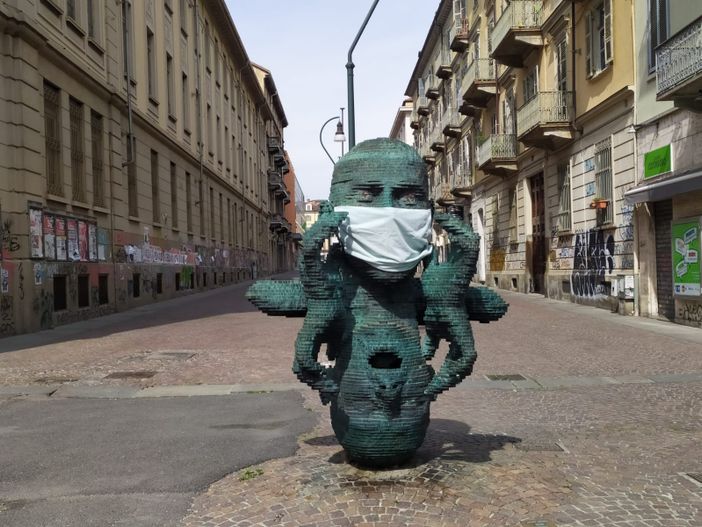 Il mistero della mascherina sulla scultura “Eco” davanti a Palazzo Nuovo Il mistero della mascherina sulla scultura “Eco” davanti a Palazzo Nuovo
