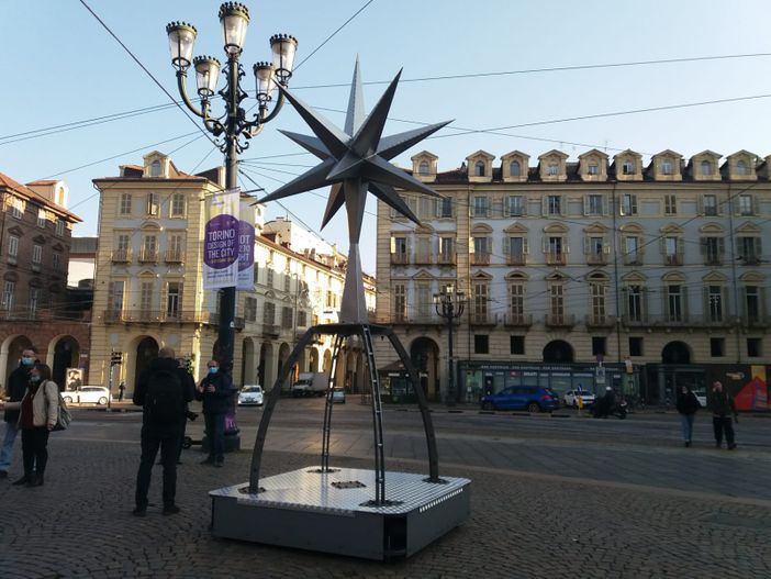 In piazza Castello installata la Stella della Mole, simbolo del Torino Film Festival In piazza Castello installata la Stella della Mole, simbolo del Torino Film Festival