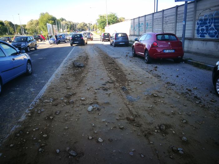 Nichelino, autocarro perde il carico: traffico bloccato fino alle ore 18 Nichelino, autocarro perde il carico: traffico bloccato fino alle ore 18