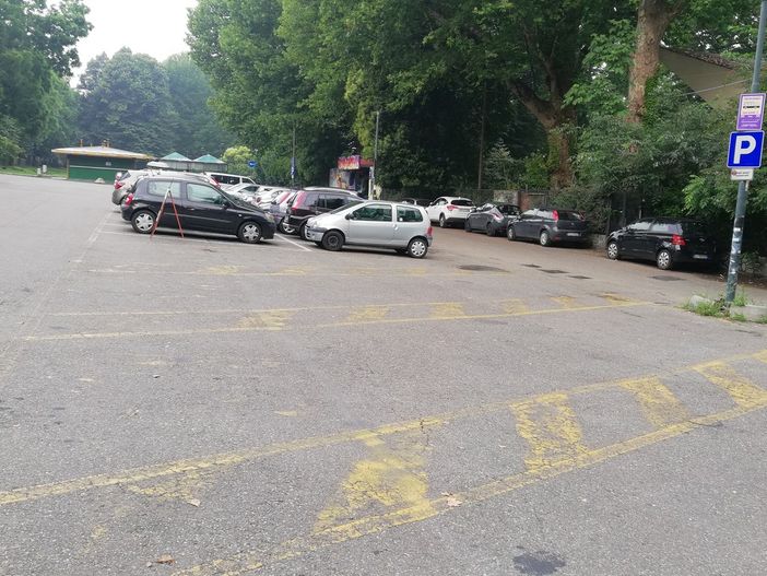 Strisce blu anche davanti all'ex zoo di Torino: Borgo Po perde i suoi parcheggi gratuiti Strisce blu anche davanti all'ex zoo di Torino: Borgo Po perde i suoi parcheggi gratuiti