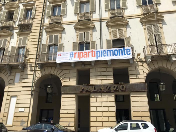 #RipartiPiemonte il nuovo striscione sul Palazzo della giunta regionale