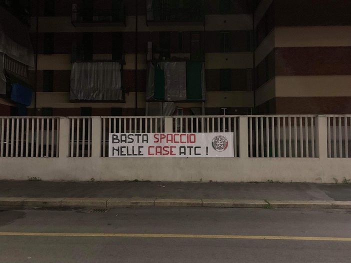Striscione di CasaPound sulle case ATC di Borgo Vittoria assediate dai pusher