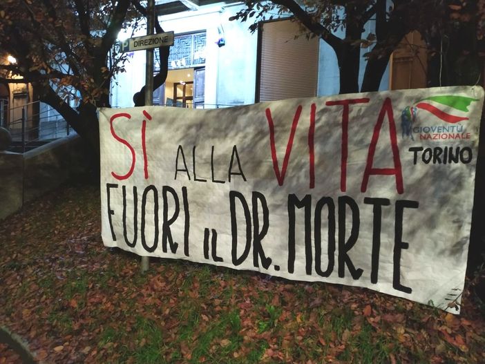 Sant'Anna, striscione contro Viale: "Sì alla vita, fuori il dr. Morte"
