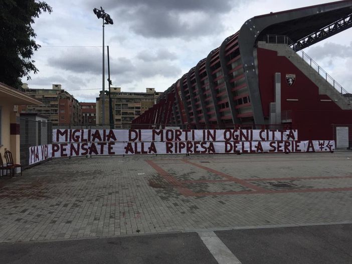 I tifosi del Toro contro la ripresa del campionato: “Migliaia di morti in ogni città, ma voi pensate alla ripresa della Serie A” I tifosi del Toro contro la ripresa del campionato: “Migliaia di morti in ogni città, ma voi pensate alla ripresa della Serie A”