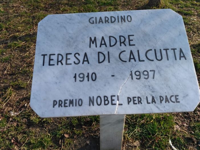 Vandalizzata dagli anarchici la targa ai giardini Madre Teresa di Calcutta Vandalizzata dagli anarchici la targa ai giardini Madre Teresa di Calcutta