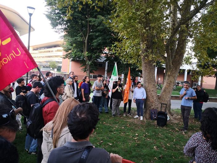Sit-in per gli studenti aggrediti al Campus Einaudi, Pd e M5S: &quot;Grave silenzio di Cirio, Lega e FdI&quot; [VIDEO]