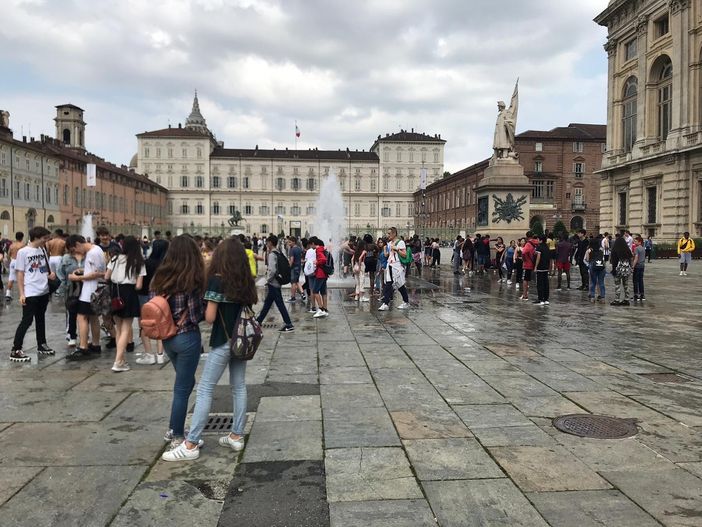 Ultimo giorno di scuola, la grande festa degli studenti torinesi nelle fontane di piazza Castello Ultimo giorno di scuola, la grande festa degli studenti torinesi nelle fontane di piazza Castello