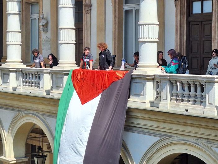 Fumogeni e proteste di studenti e pro Pal contro il Rettore Geuna Fumogeni e proteste di studenti e pro Pal contro il Rettore Geuna
