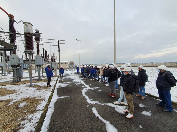 Gli studenti del Politecnico in visita alla cabina di E-Distribuzione di Candiolo Gli studenti del Politecnico in visita alla cabina di E-Distribuzione di Candiolo