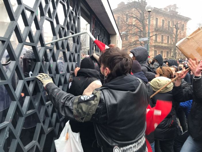 Scuola, 7 poliziotti feriti durante gli scontri, Fsp: "Infiltrazioni criminali ed eversive fenomeno endemico" Scuola, 7 poliziotti feriti durante gli scontri, Fsp: "Infiltrazioni criminali ed eversive fenomeno endemico"