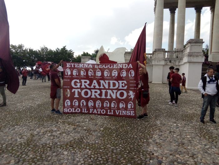 Flash mob granata il 4 maggio: una bandiera su tutti i balconi per ricordare il Grande Torino Flash mob granata il 4 maggio: una bandiera su tutti i balconi per ricordare il Grande Torino