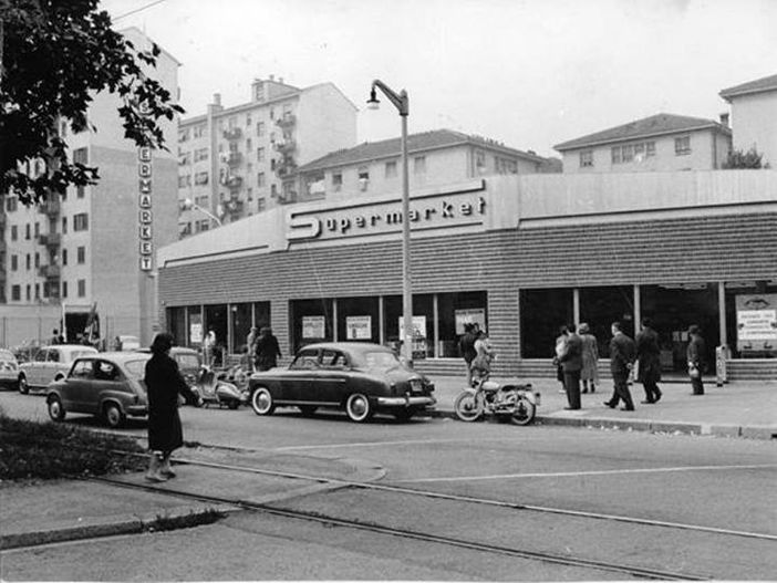 Supermercato Esselunga negli anni '50: la catena milanese fu la seconda a essere fondata, dopo la nascita della grande distribuzione a Torino Supermercato Esselunga negli anni '50: la catena milanese fu la seconda a essere fondata, dopo la nascita della grande distribuzione a Torino