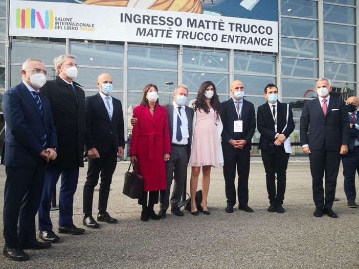 Taglio del nastro con autorità al Salone del Libro 2021