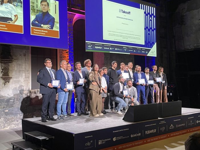 Premiazione di persone su un palco alle Ogr