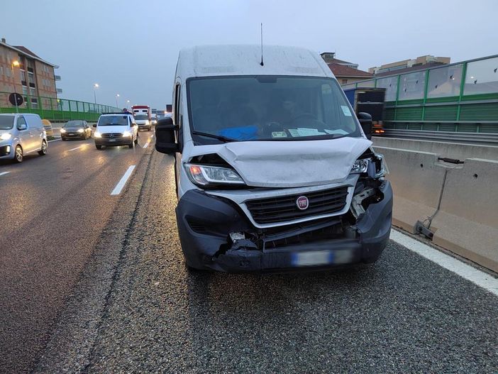 Tamponamento tra due veicoli in tangenziale, traffico in tilt: code in entrambe le direzioni Tamponamento tra due veicoli in tangenziale, traffico in tilt: code in entrambe le direzioni