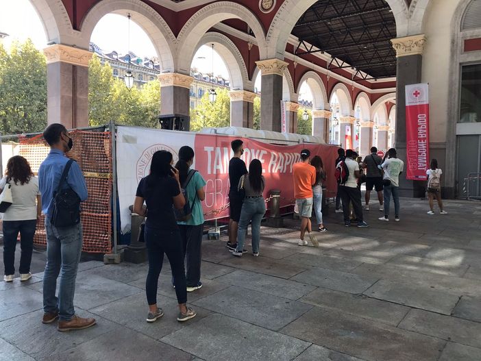 Fine vacanze? Corsa al tampone gratuito: a Torino tutti in fila allo hotspot della Croce Rossa [FOTO e VIDEO]
