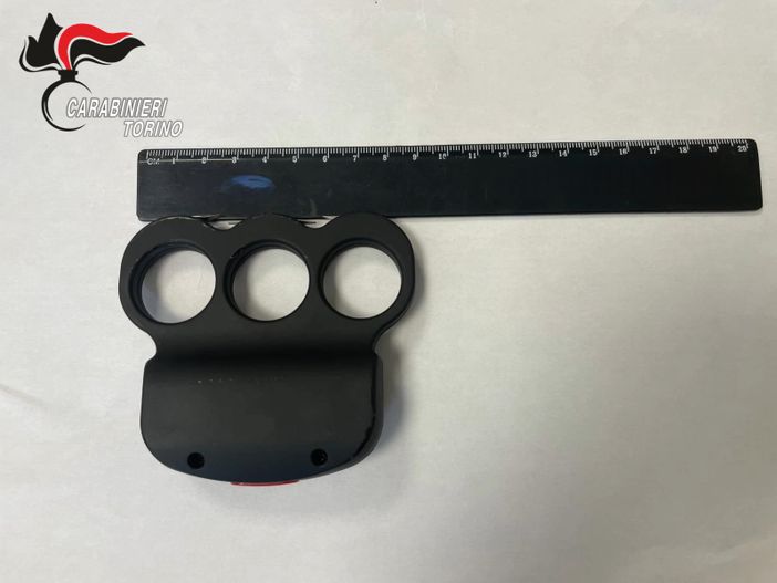 Festa dei coscritti a Montaldo Dora rovinata da alcuni ubriachi: fermato un giovane con un taser tirapugni