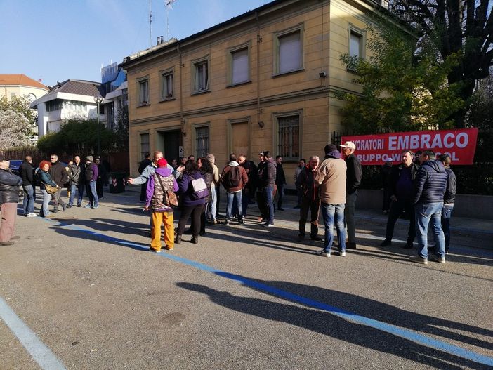 Embraco, comincia la lunga giornata per i lavoratori di Riva di Chieri