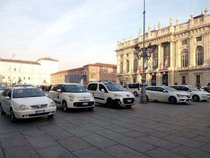 Sciopero dei taxi, corteo in via Po a Torino: &quot;la licenza non si tocca&quot;