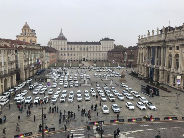 I tassisti sfilano a Torino: “Siamo carne da macello, senza aiuti ci fermiamo” [FOTO e VIDEO]