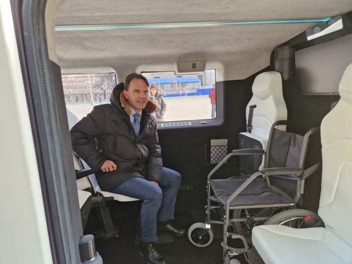 Tronzano su un taxi a guida autonoma Tronzano su un taxi a guida autonoma