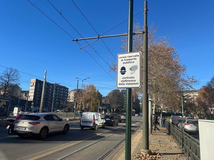 Sulle corsie preferenziali potranno circolare i bus e tram, ma anche taxi ed altri mezzi: i dettagli Sulle corsie preferenziali potranno circolare i bus e tram, ma anche taxi ed altri mezzi: i dettagli