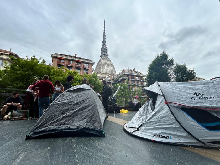“Studenti-Intifada”: tende davanti a Palazzo Nuovo e al Politecnico