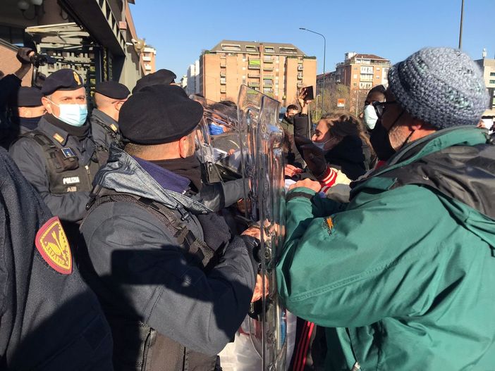 tensioni all'esterno del tribunale