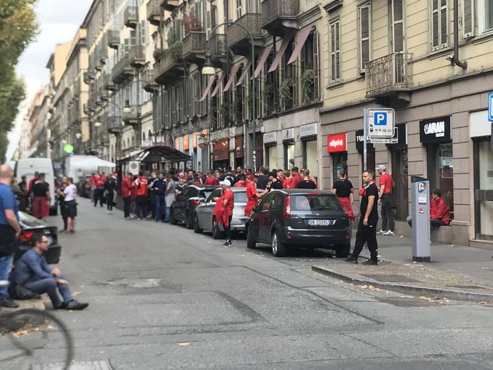 Sale la febbre per Juve-Bayer Leverkusen: fiumi di birra per un centinaio di tifosi tedeschi in centro a Torino