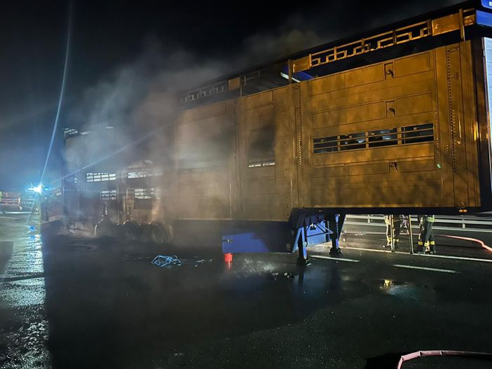 tir in fiamme in autostrada tir in fiamme in autostrada