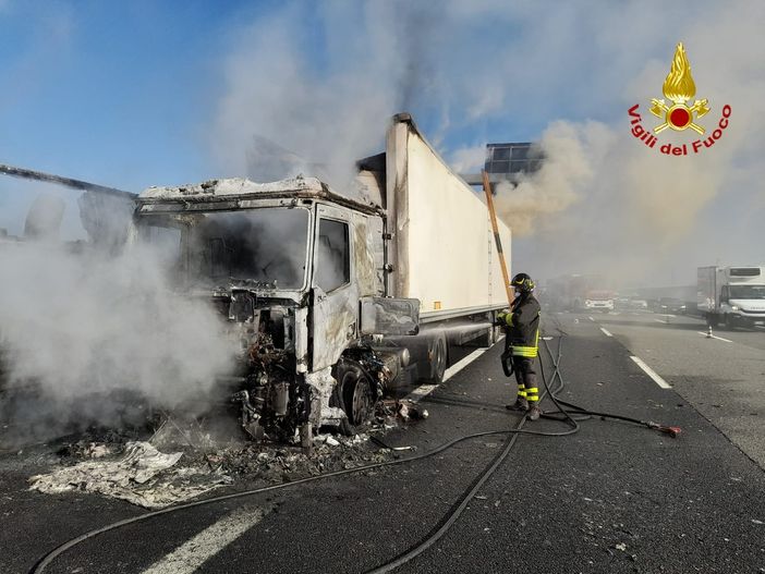Un tir va a fuoco sulla Torino-Milano: chiuso un tratto dell'autostrada, lunghe code in direzione Torino