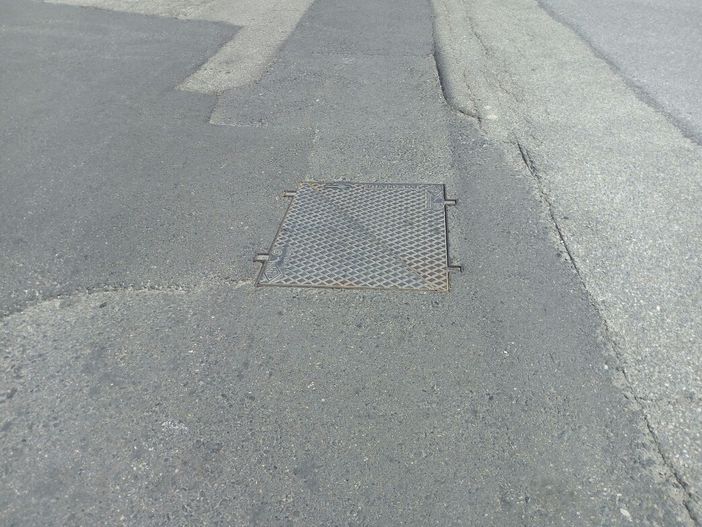 Tombino rumoroso e pericoloso in via Isernia: “Chiediamo una verifica immediata del problema”