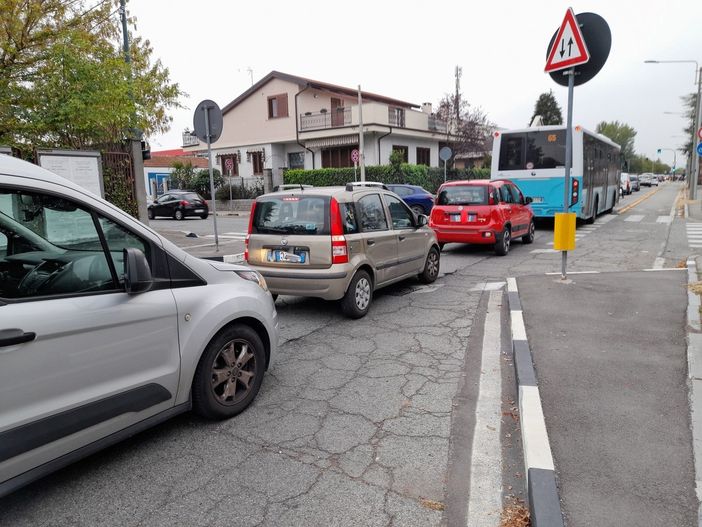 Strada Antica di Collegno è soffocata dal traffico, i residenti si mobilitano: "No al collegamento con via Servais" Strada Antica di Collegno è soffocata dal traffico, i residenti si mobilitano: "No al collegamento con via Servais"