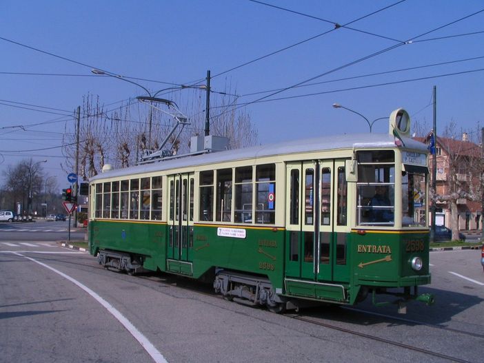 Torino, il tram di Cinecittà si ferma in Piazza Castello