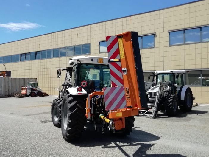 Cinque nuovi trattori per la manutenzione stradale Cinque nuovi trattori per la manutenzione stradale
