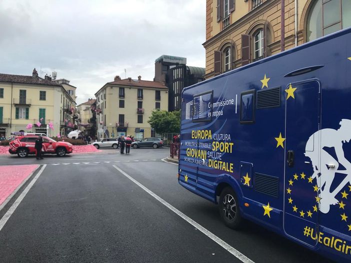 L’UE nella carovana del Giro d’Italia a Ivrea, Gaudina: “Iniziativa di grande successo, la replicheremo”