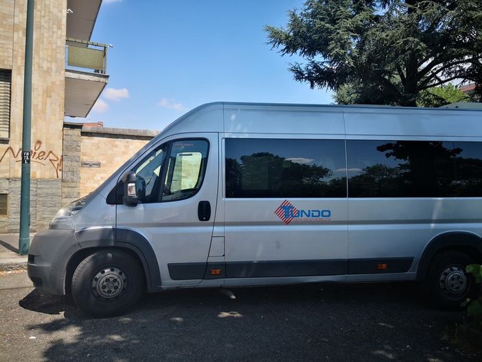 Un camioncino adibito al trasporto disabili Un camioncino adibito al trasporto disabili