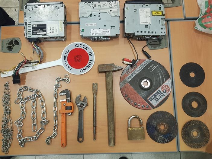 Ubriaco e senza patente va a sbattere contro le auto in sosta dopo un inseguimento con la polizia: arrestato e multato di 6mila euro Ubriaco e senza patente va a sbattere contro le auto in sosta dopo un inseguimento con la polizia: arrestato e multato di 6mila euro